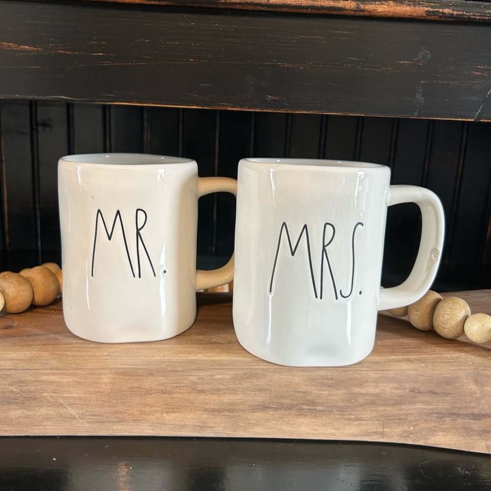 Rae Dunn mug set